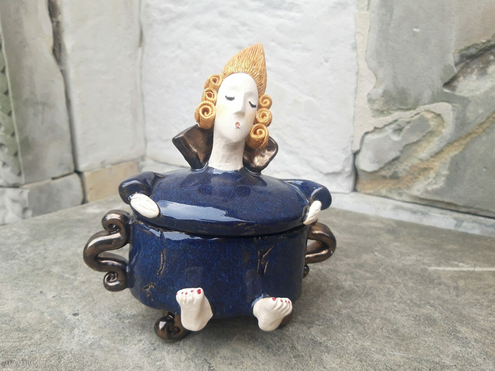 Pojemnik na biżuterię z przykrywką - ceramiczna ozdoba i organizacja w jednym