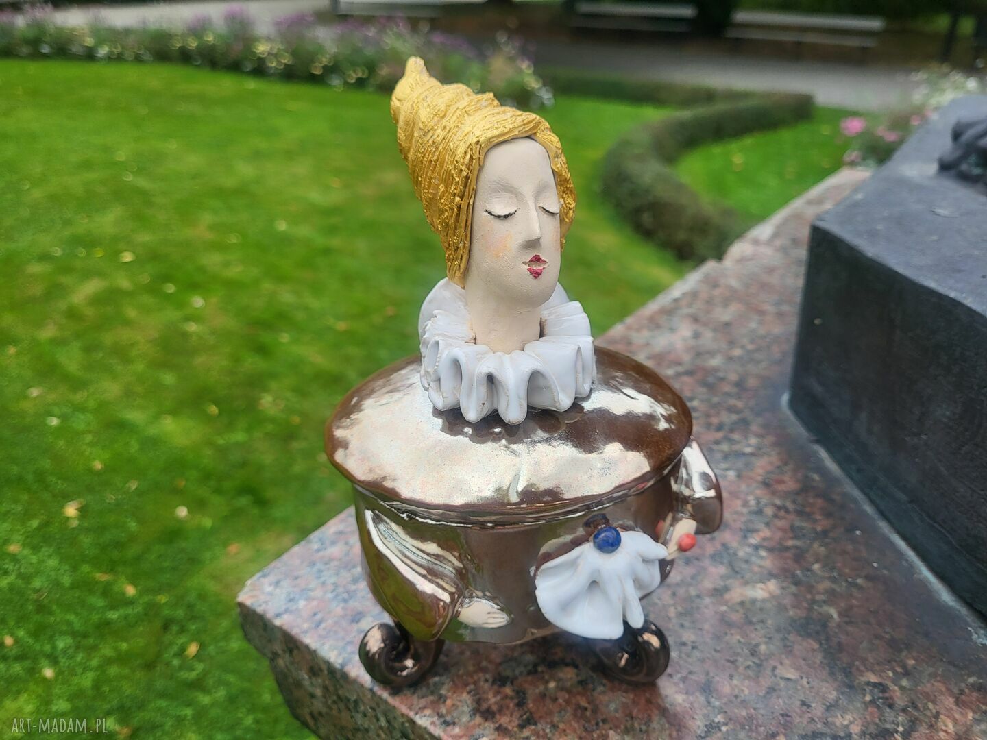 Pojemnik na różności z przykrywką - rzeźba ceramiczna postać