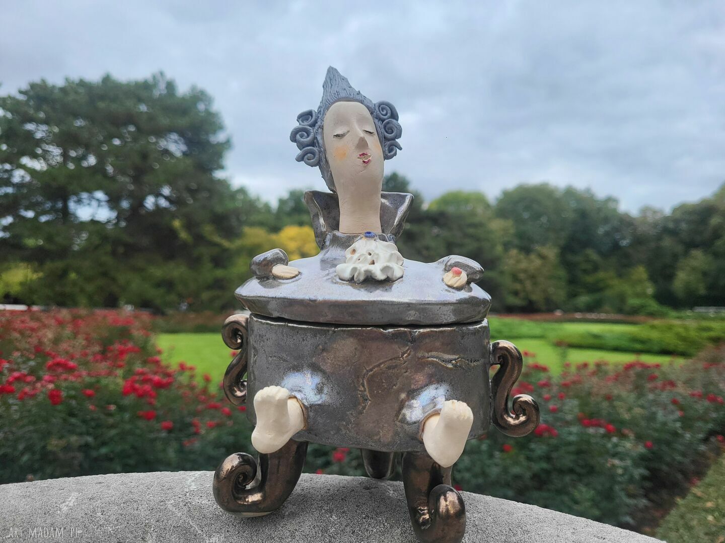 Pojemnik na różności z przykrywką - ceramiczna rzeźba postać