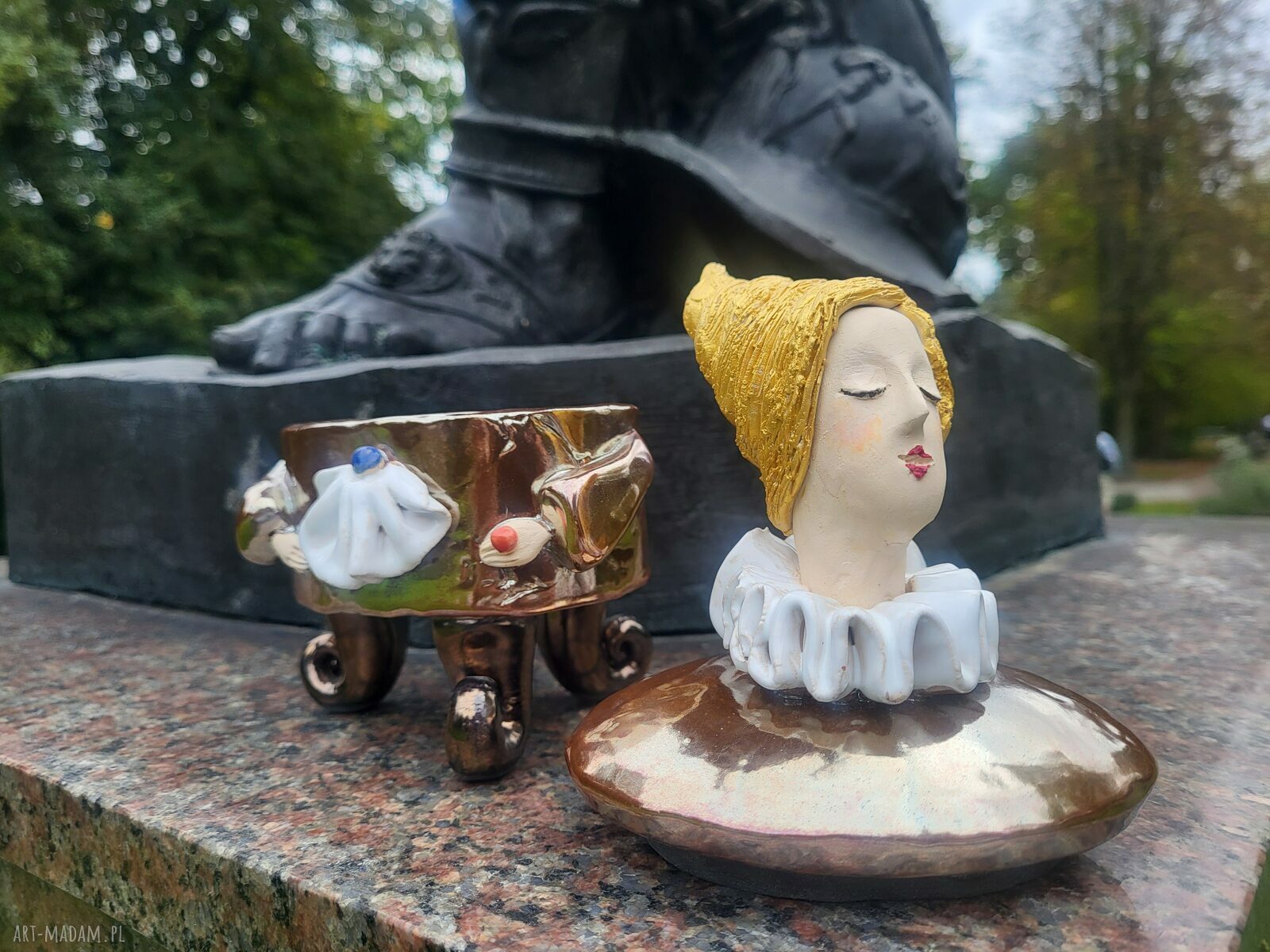 Pojemnik na różności z przykrywką - rzeźba ceramiczna postać