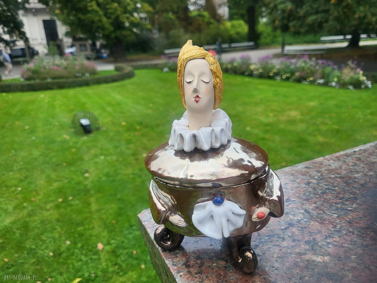 Pojemnik na różności z przykrywką - rzeźba ceramiczna postać