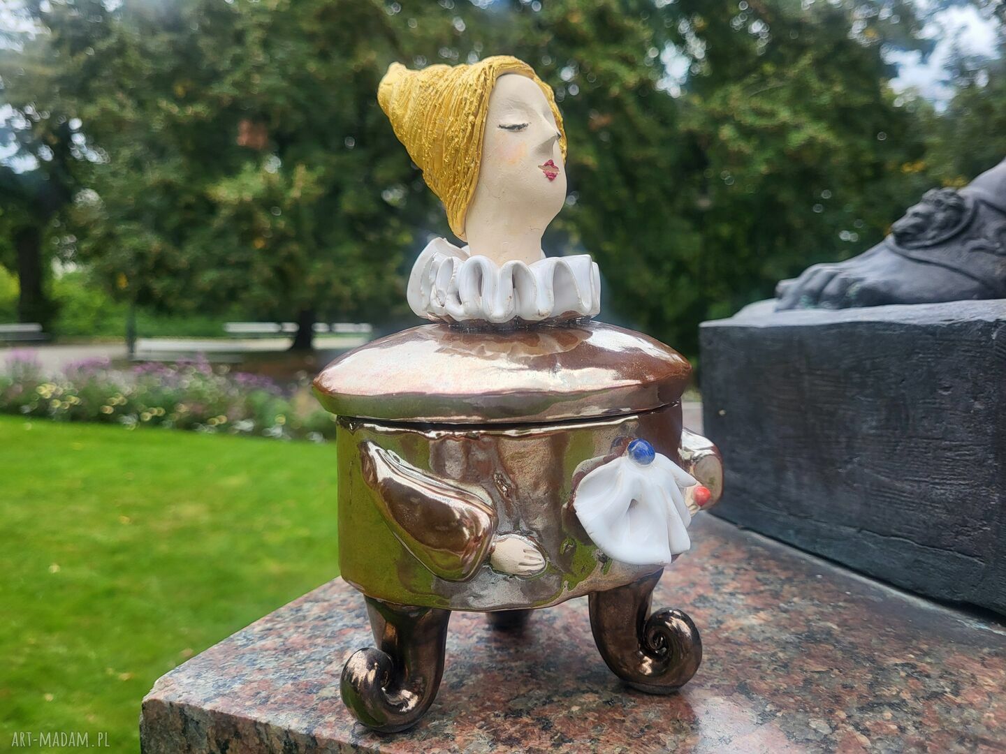 Pojemnik na różności z przykrywką - rzeźba ceramiczna postać