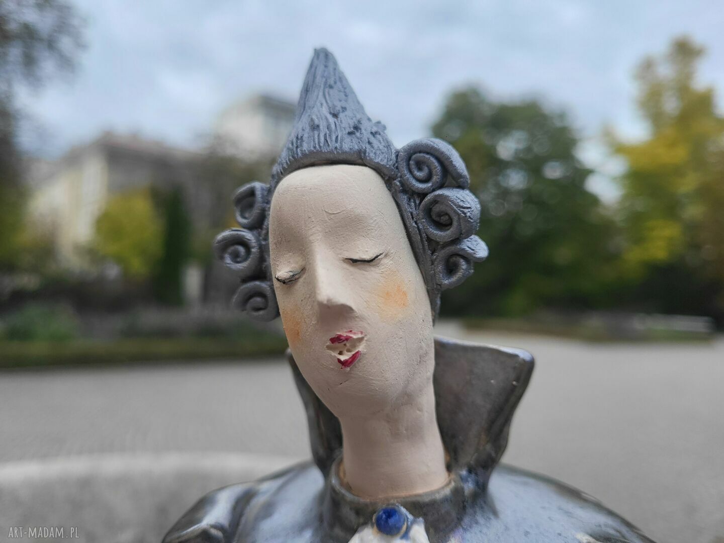 Pojemnik na różności z przykrywką - ceramiczna rzeźba postać