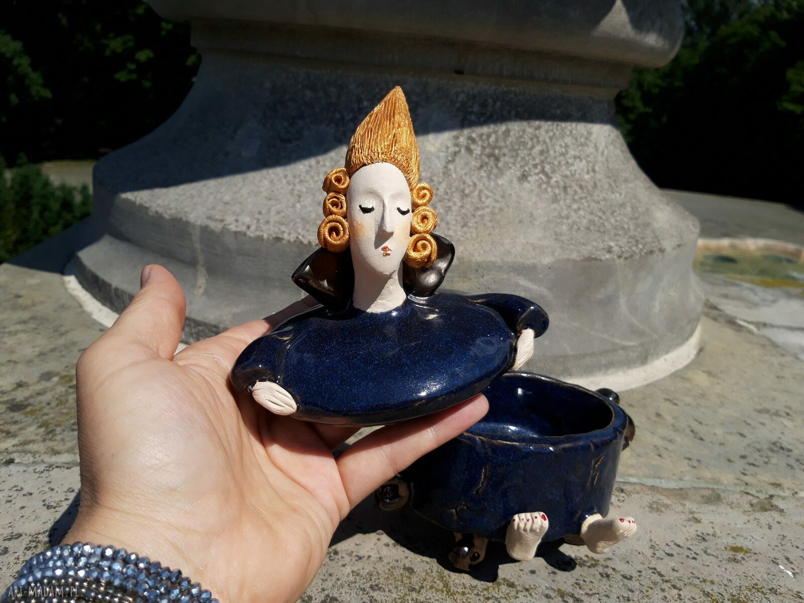 Pojemnik na biżuterię z przykrywką - ceramiczna ozdoba i organizacja w jednym