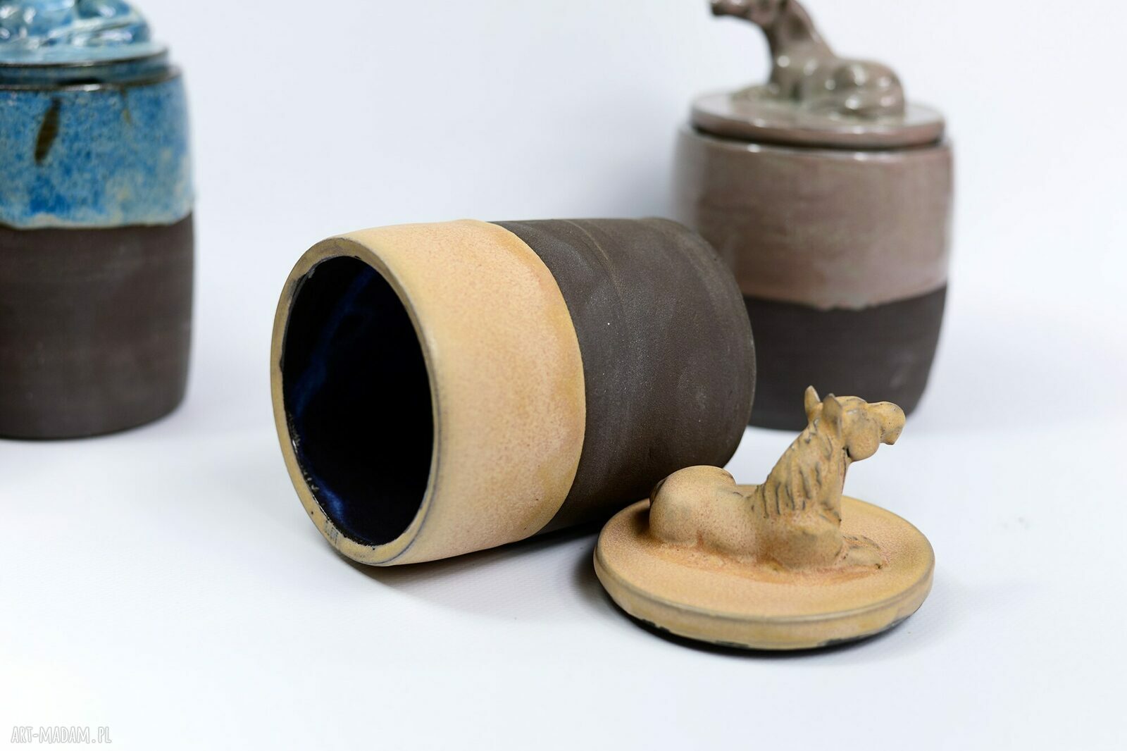 Zestaw ceramiczny pojemnik z figurką konia i talerz beżowo-czekoladowy 23 cm