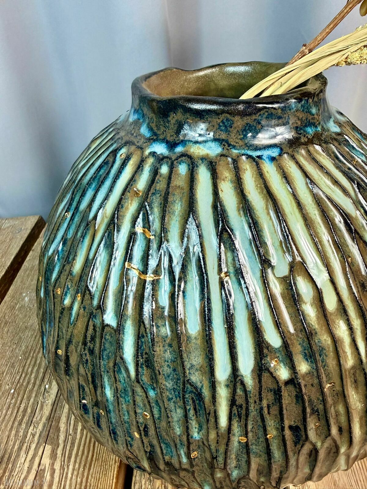 Wazon ceramiczny 'Deep Lines' - ręcznie rzeźbiony unikat