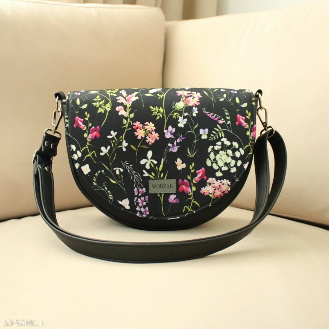 Torebka damska erin czarna klapką wiosenną łąkę kwiaty elegancka