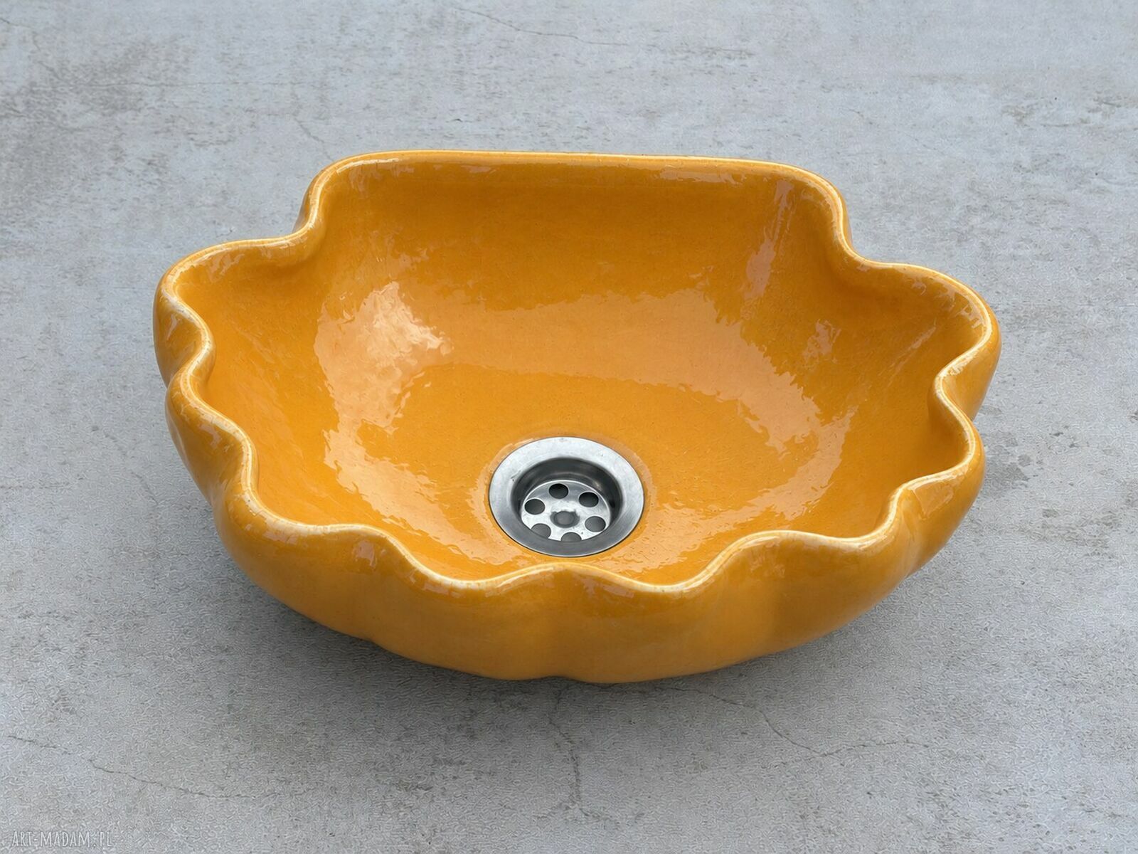 Pomarańczowa ceramiczna umywalka nablatowa w kształcie muszelki
