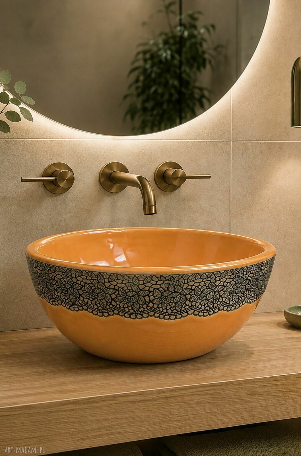 Pomarańczowa umywalka ceramiczna z koronkowym zdobieniem