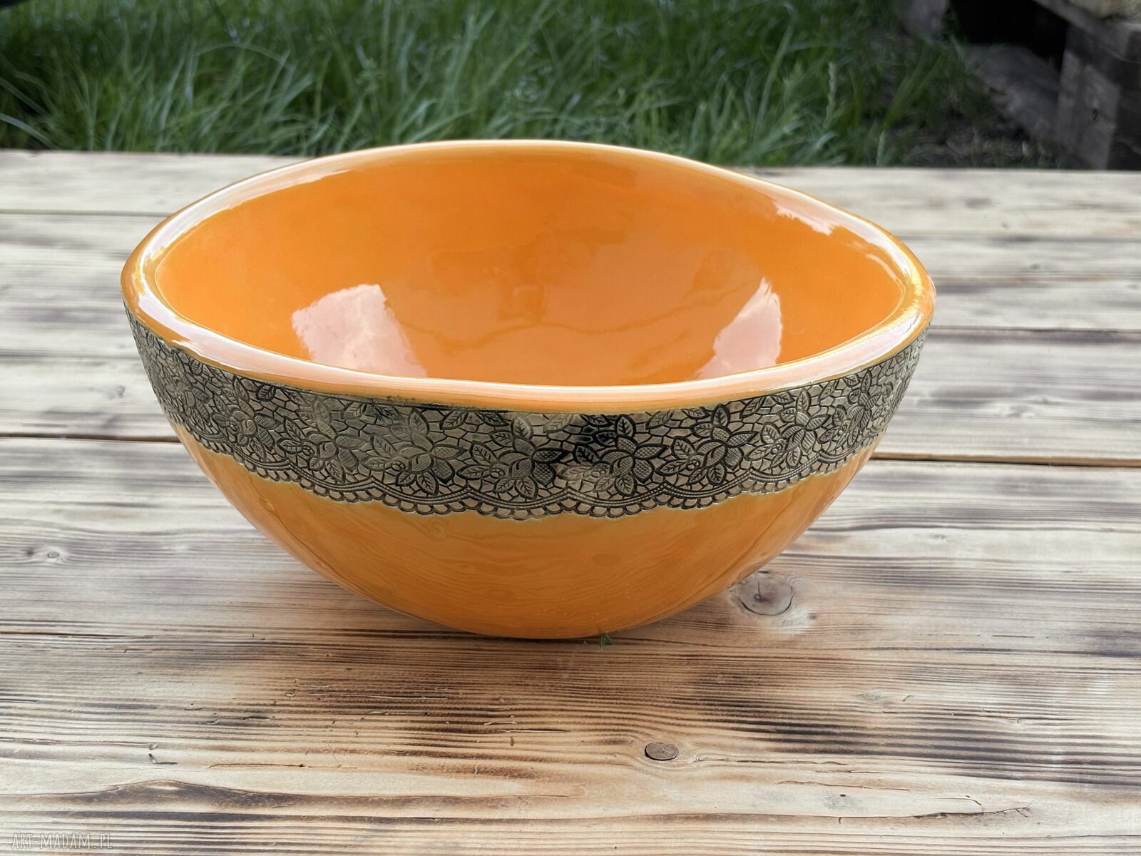 Pomarańczowa umywalka ceramiczna z koronkowym zdobieniem