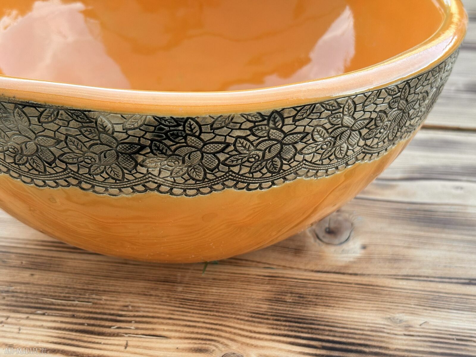 Pomarańczowa umywalka ceramiczna z koronkowym zdobieniem