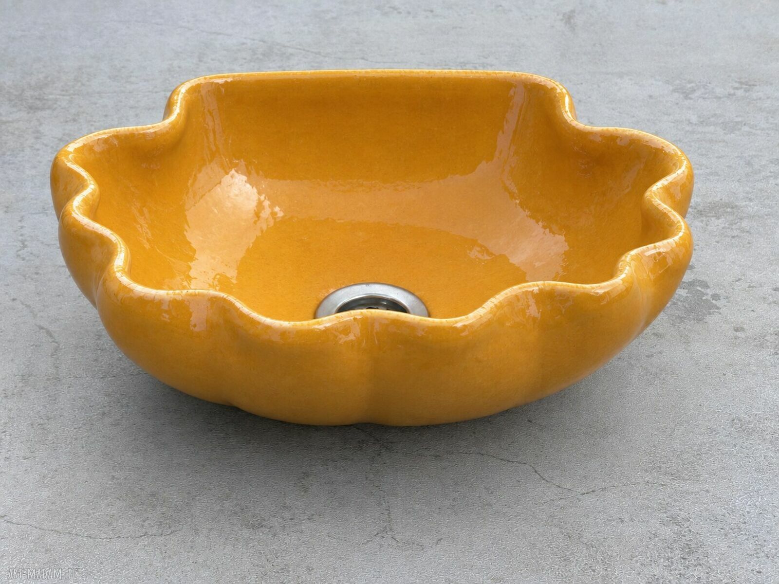 Pomarańczowa ceramiczna umywalka nablatowa w kształcie muszelki