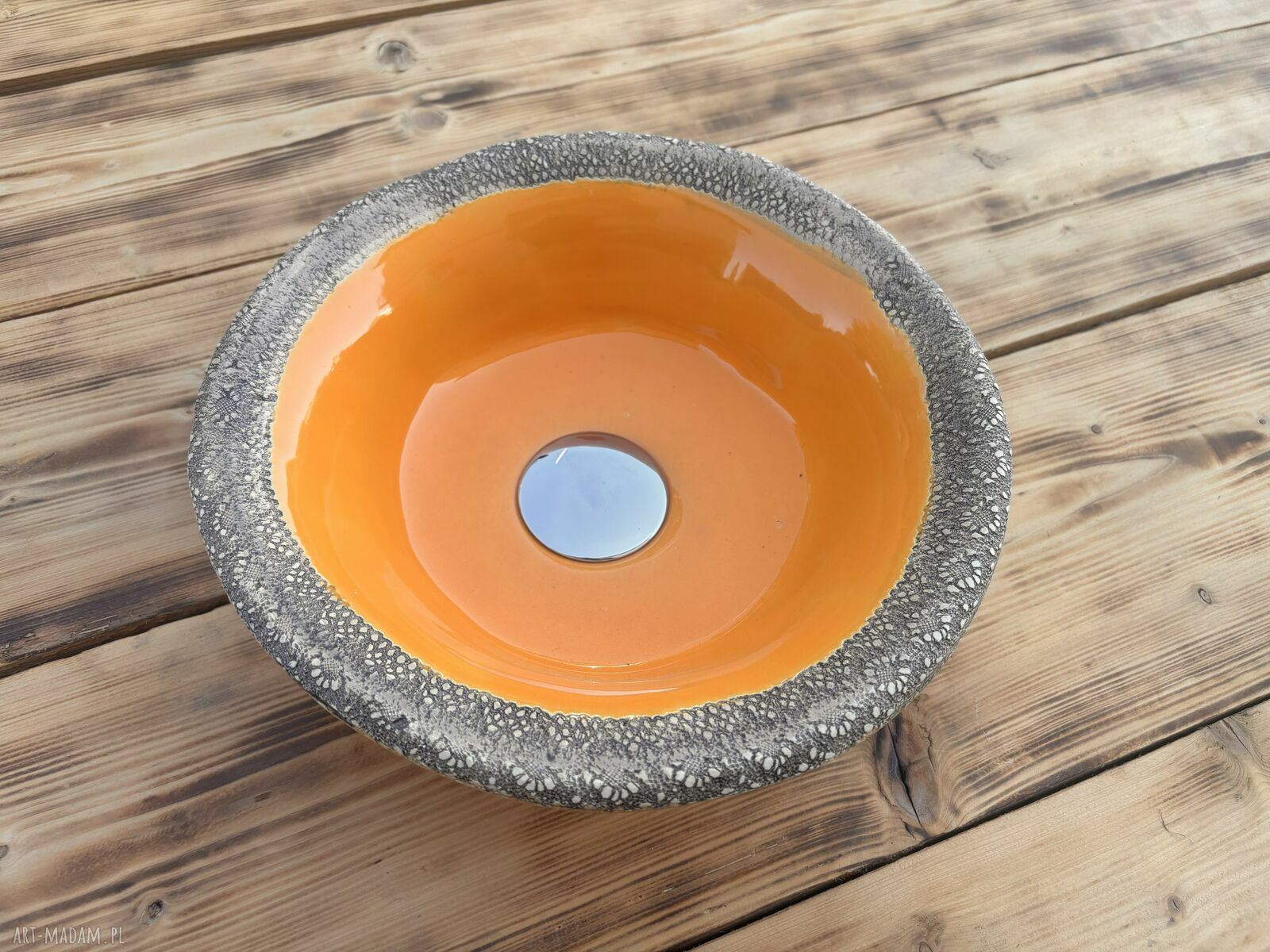 Pomarańczowa umywalka ceramiczna z dekoracyjnym rantem
