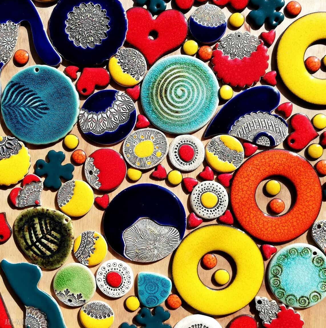 Pomarańczowe kolczyki ceramiczne na sztyftach antyalergicznych - jesienna energia w stylu GAIA