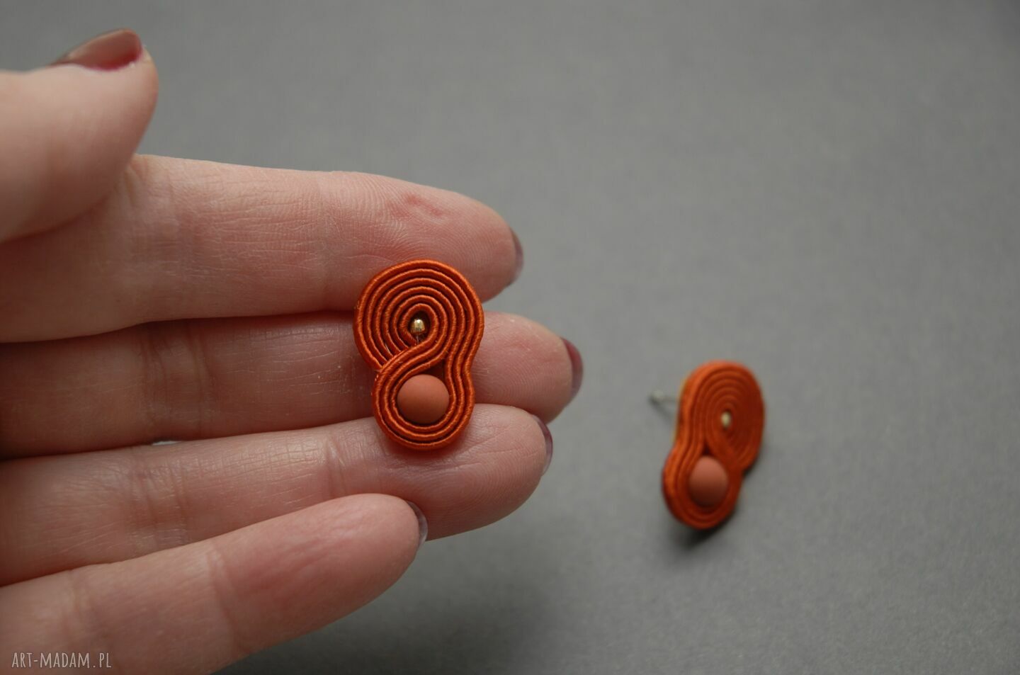Małe pomarańczowe kolczyki sutasz - haft ok. 2 cm