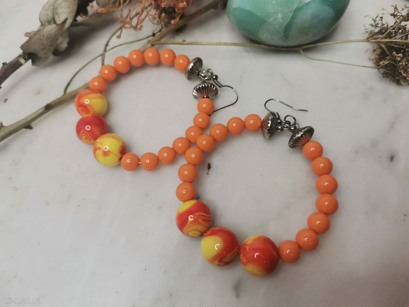 Kolczyki pomarańczowe koła boho - lekkie i efektowne