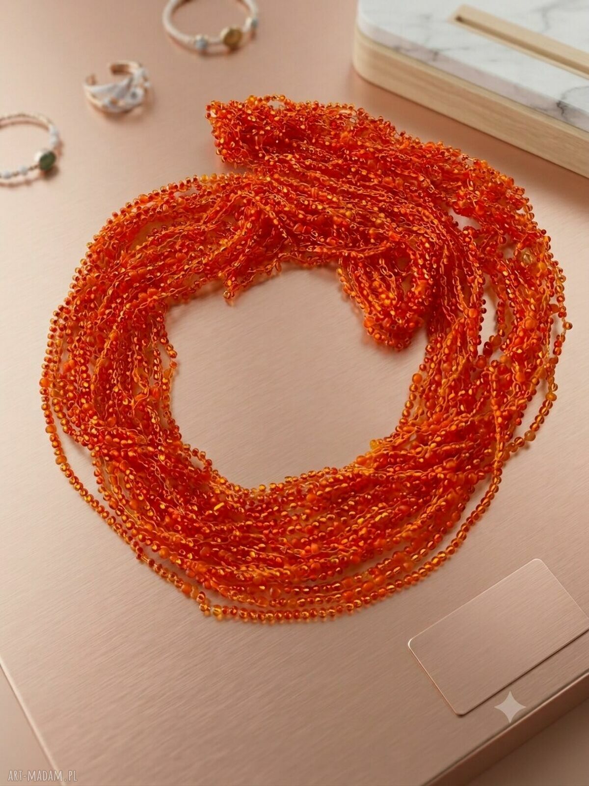 Pomarańczowy długi naszyjnik z koralików 50 cm - delikatny sznur boho (ręcznie dziergany)