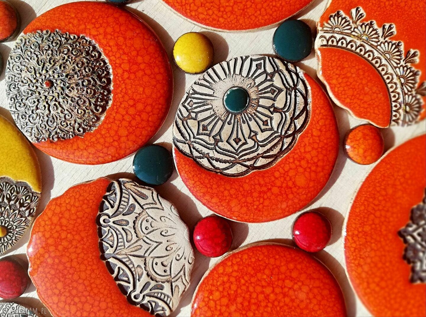 Pomarańczowy wisiorek ceramiczny GAIA na rzemieniu jubilerskim - boho etno