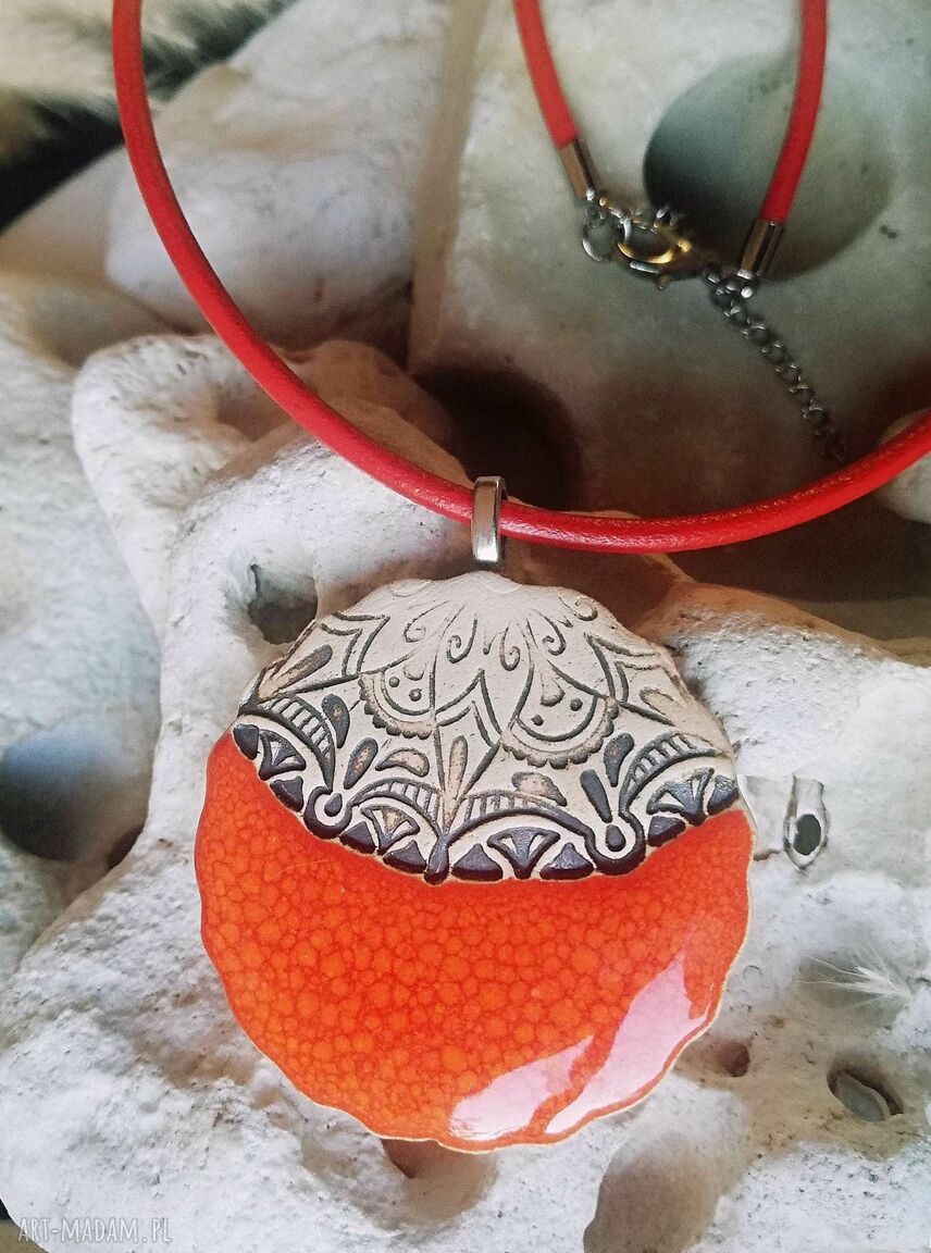 Pomarańczowy wisiorek ceramiczny GAIA na rzemieniu jubilerskim - boho etno