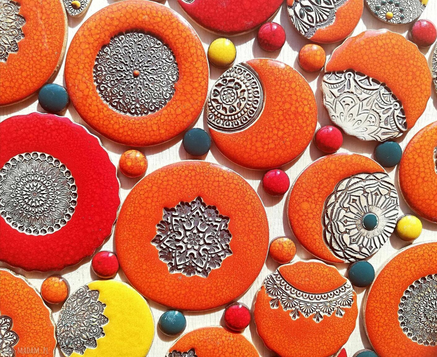 Pomarańczowy wisiorek ceramiczny GAIA na rzemieniu jubilerskim - boho etno