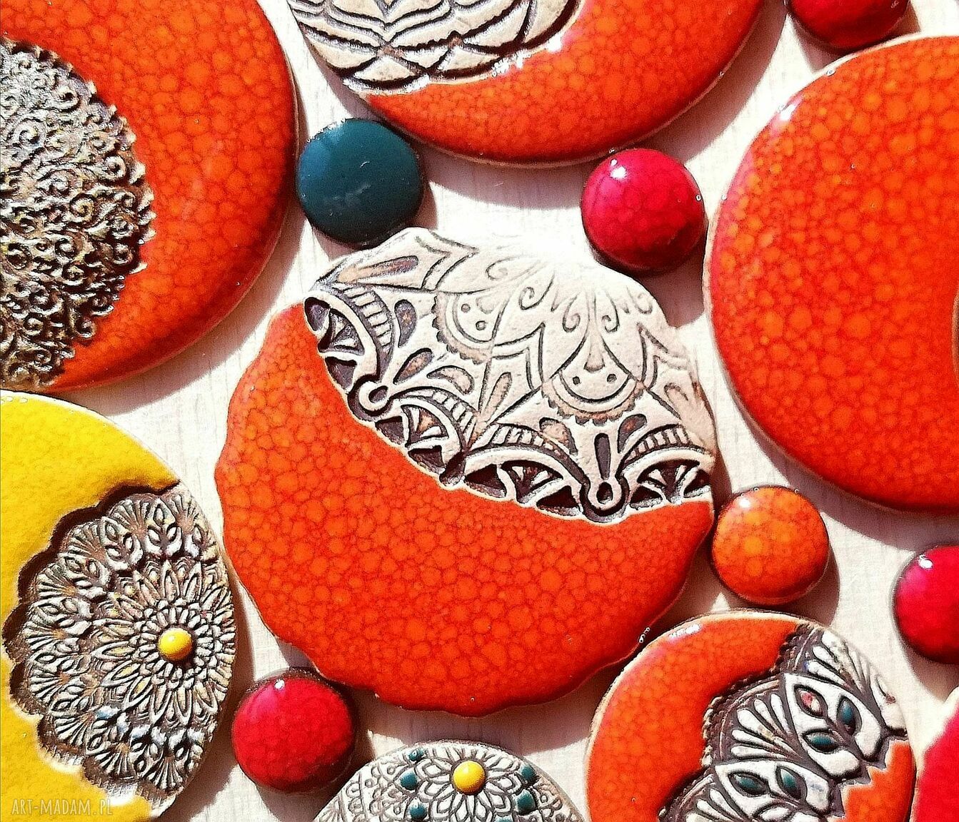 Pomarańczowy wisiorek ceramiczny GAIA na rzemieniu jubilerskim - boho etno