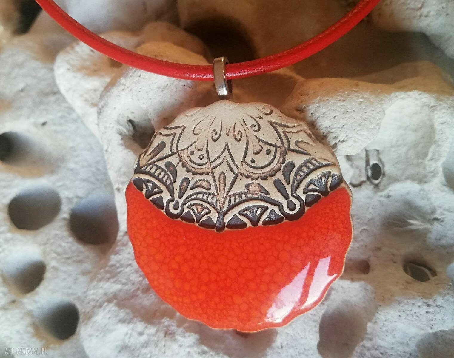 Pomarańczowy wisiorek ceramiczny GAIA na rzemieniu jubilerskim - boho etno