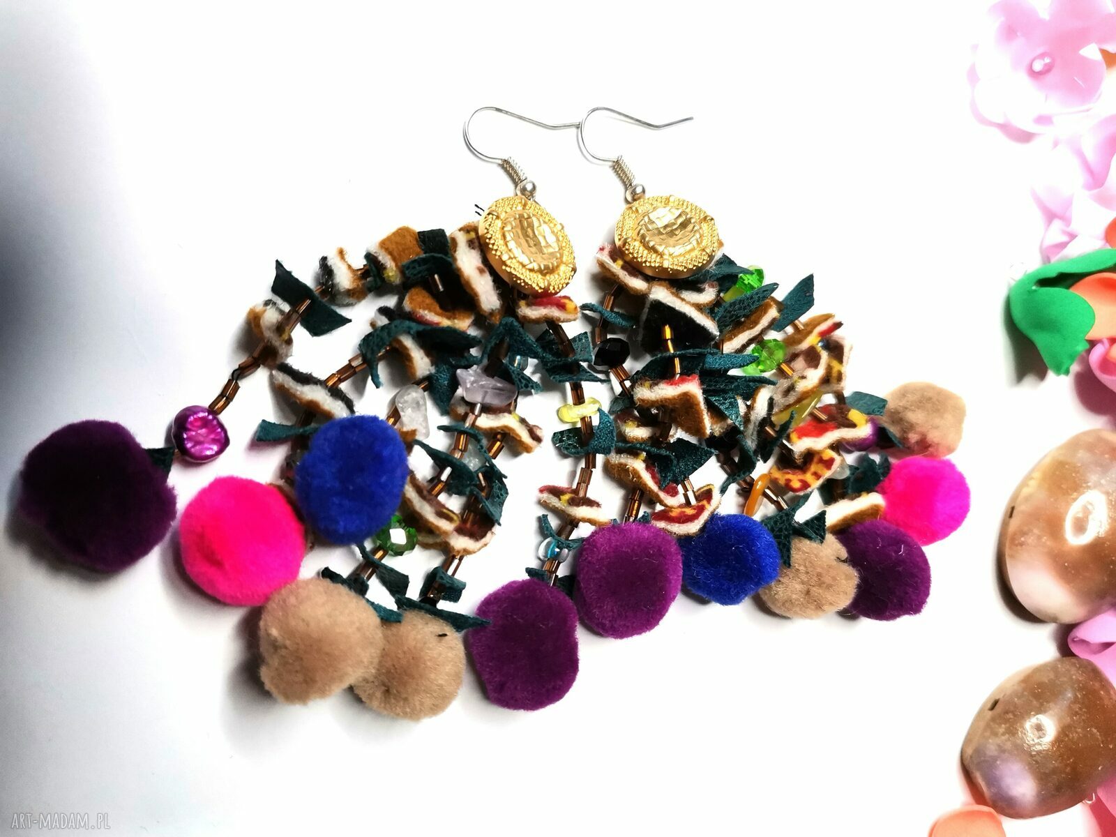 Kolczyki pompony leciutkie z piór - boho/etno Frida od Ruda Klara