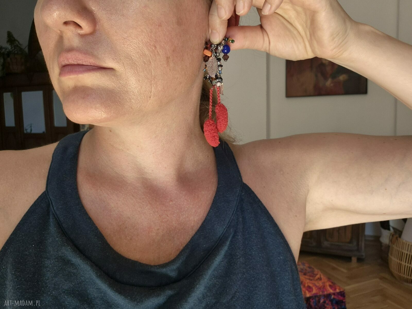 Lekkie klipsy boho etno z pomponami i koralikami