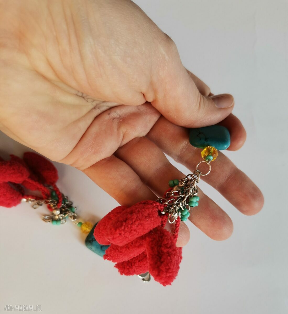 Klipsy boho z dużymi pomponami - efekt czerwieni i turkusu