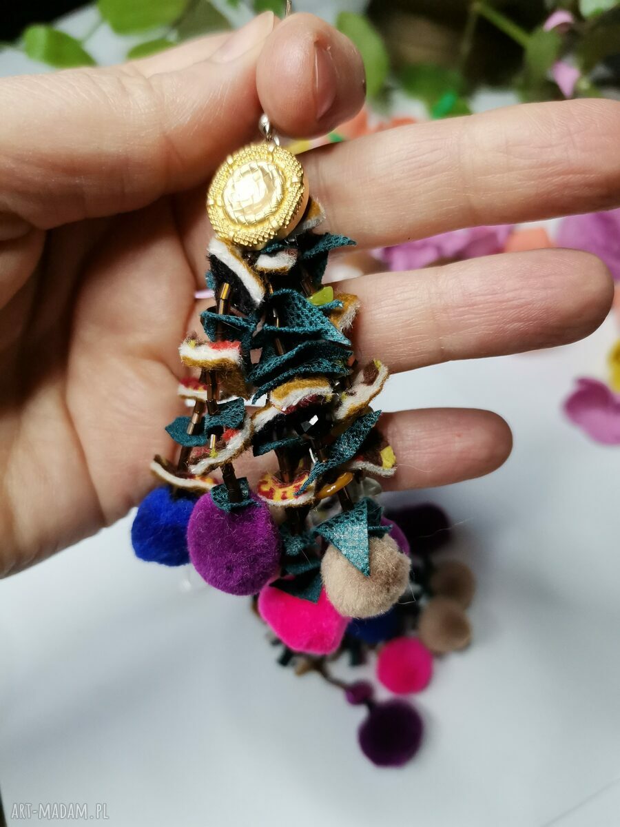 Kolczyki pompony leciutkie z piór - boho/etno Frida od Ruda Klara