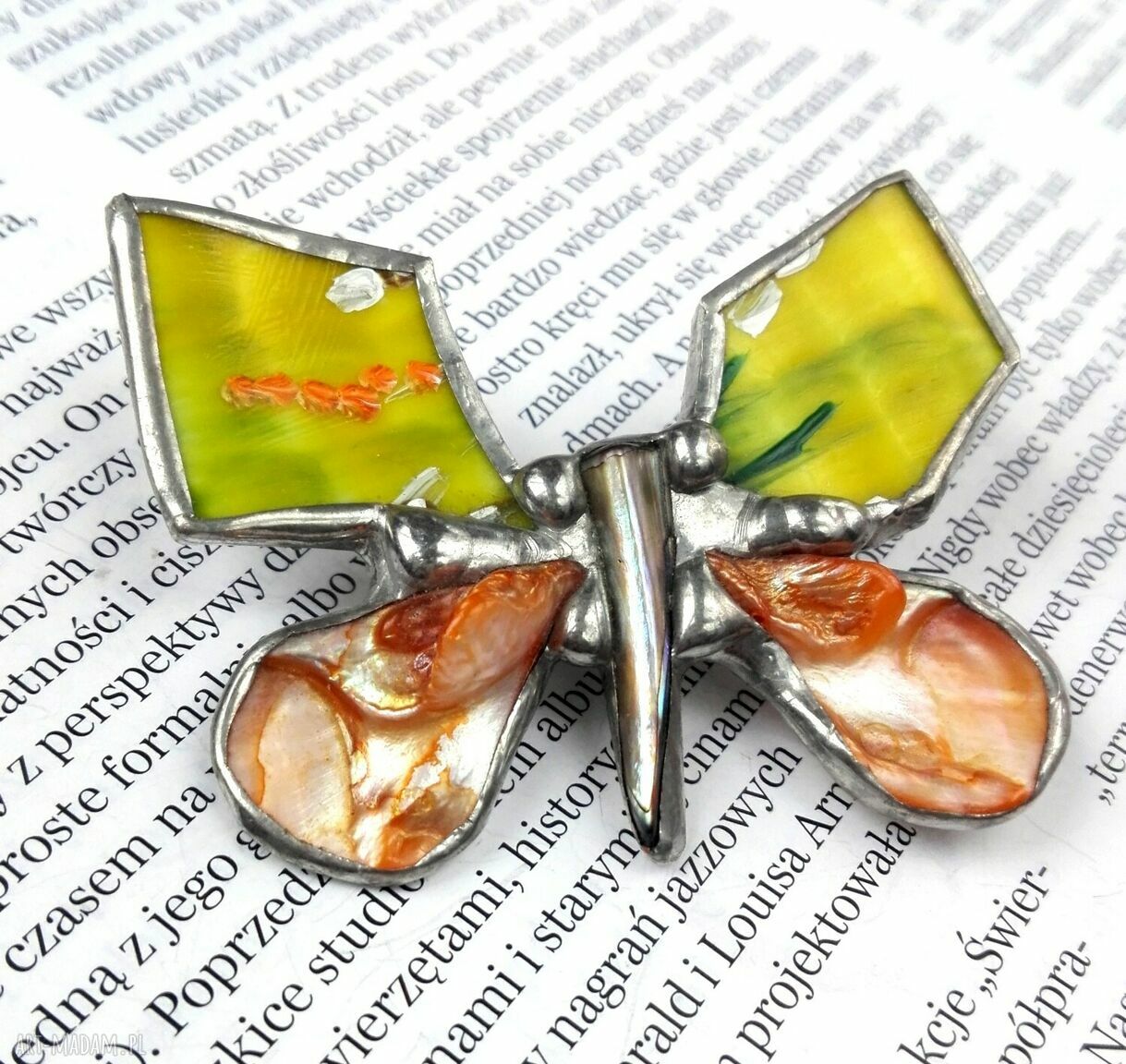Broszka Wesoły Motyl ręcznie malowana porcelana, uroczy prezent
