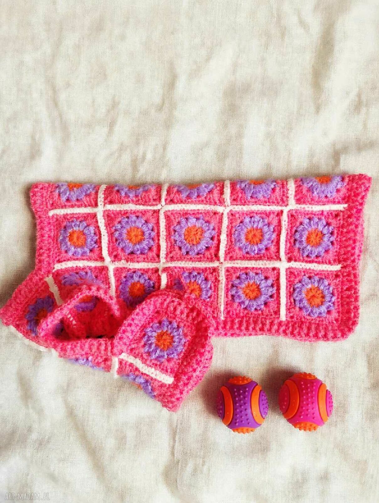 Sweter poncho dla małego psa - ręcznie szydełkowane ubranko w kwiaty