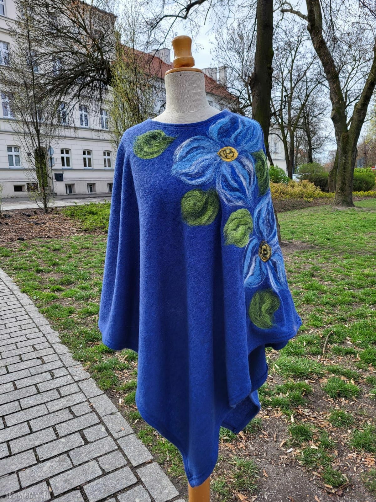 Granatowe poncho z wełny merino z filcową aplikacją - Ruda Klara 85/55 cm
