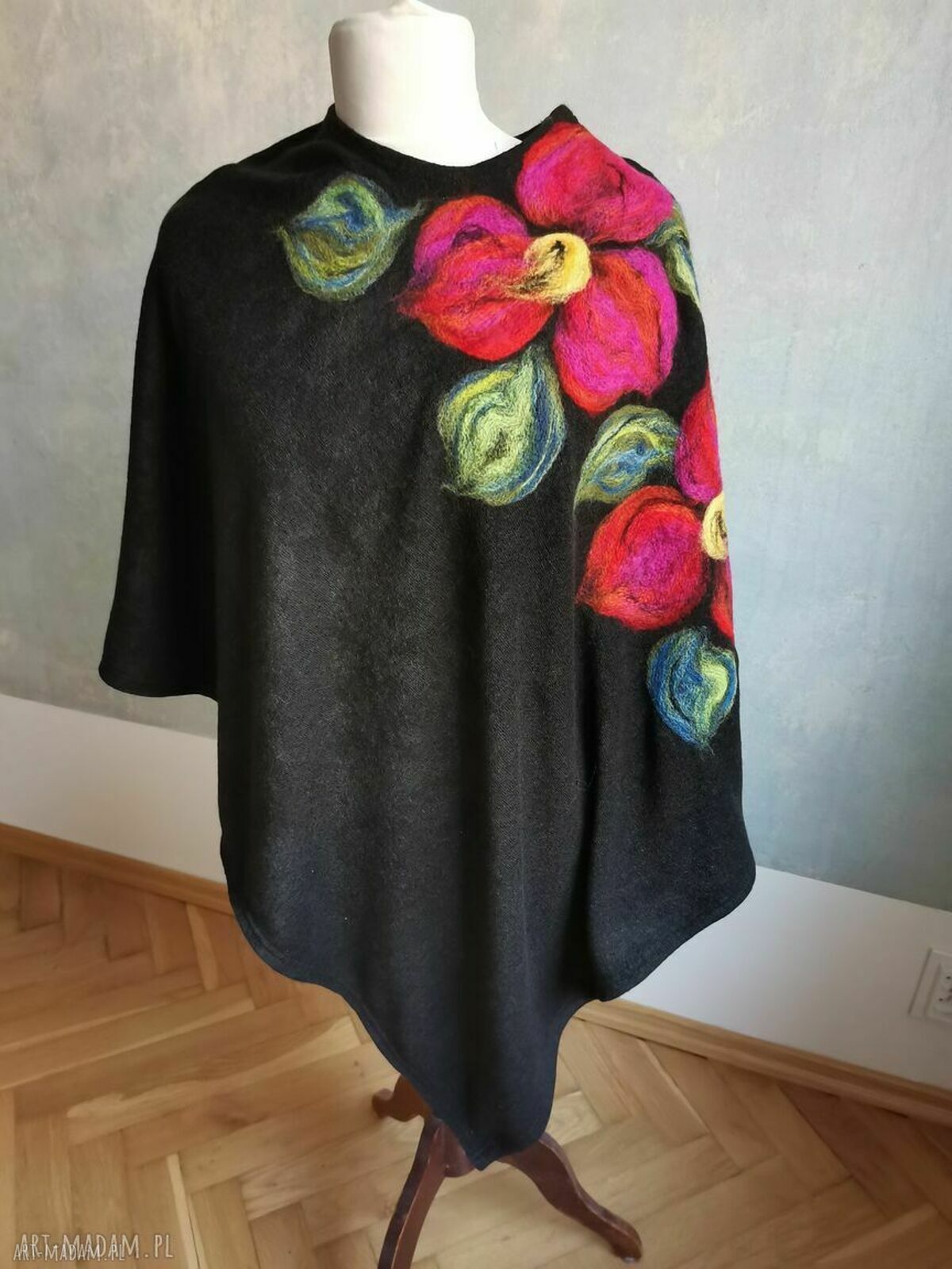 Poncho damskie folk Frida - czarne, filcowa aplikacja, uniwersalny rozmiar