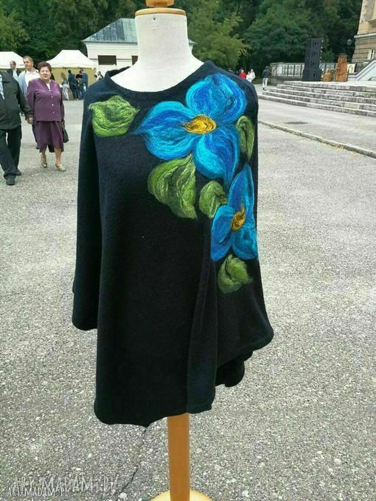 Czarne poncho- tunika z wełny merino z ręczną aplikacją kwiatu ogrodnika