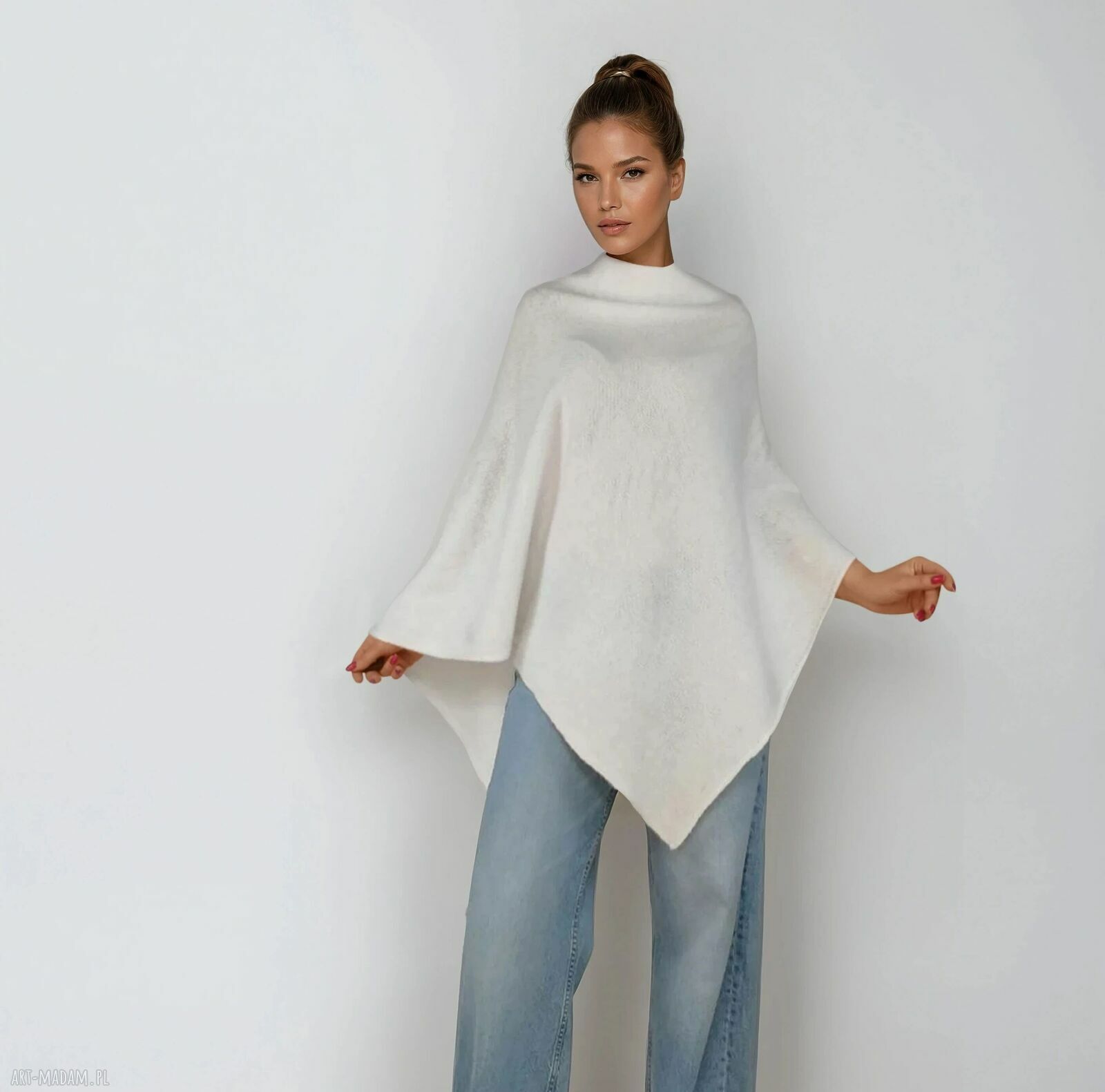 Ponczo damskie Modi Bella w kolorze ecru - elegancki otulacz oversize 82 x 82 cm