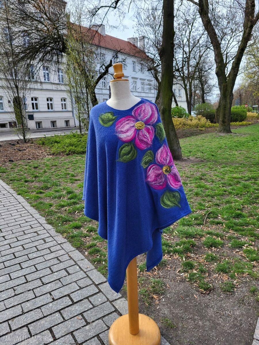 Ponczo granatowe z kwiatami z filcu - wełna merynosów