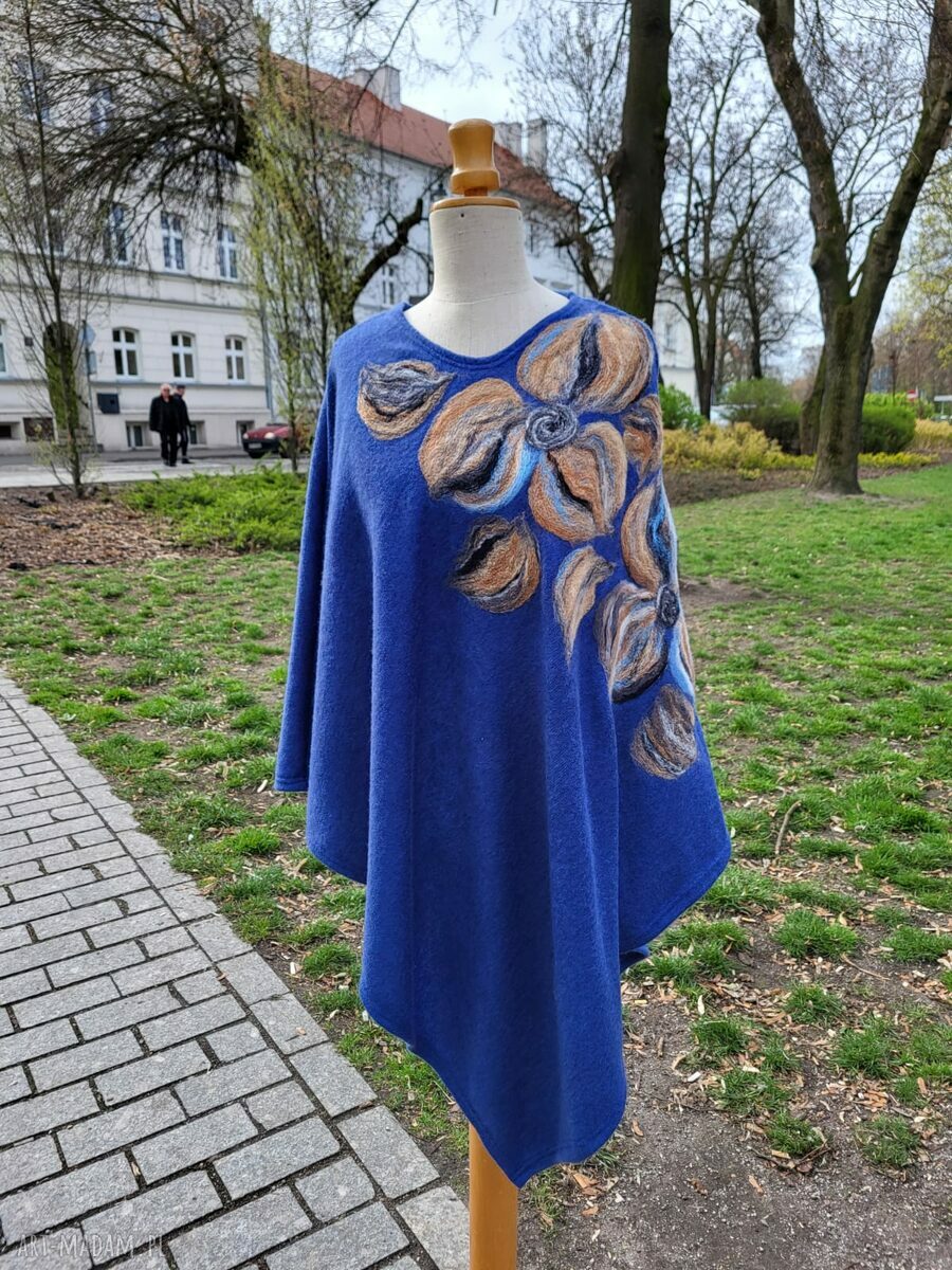 Granatowe poncho wełniane z filcowaną aplikacją „Kwiat magicznego ogrodnika”