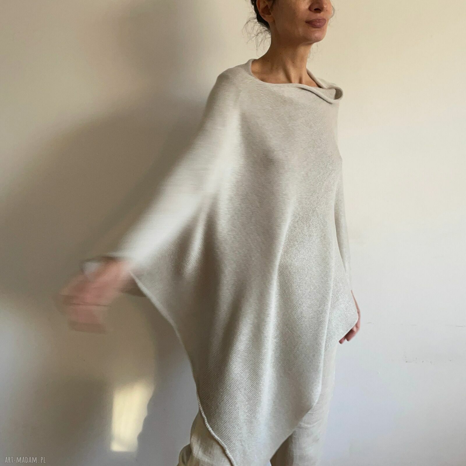 Ponczo z wełny merino w kolorze naturalnym ecru - oversize narzutka