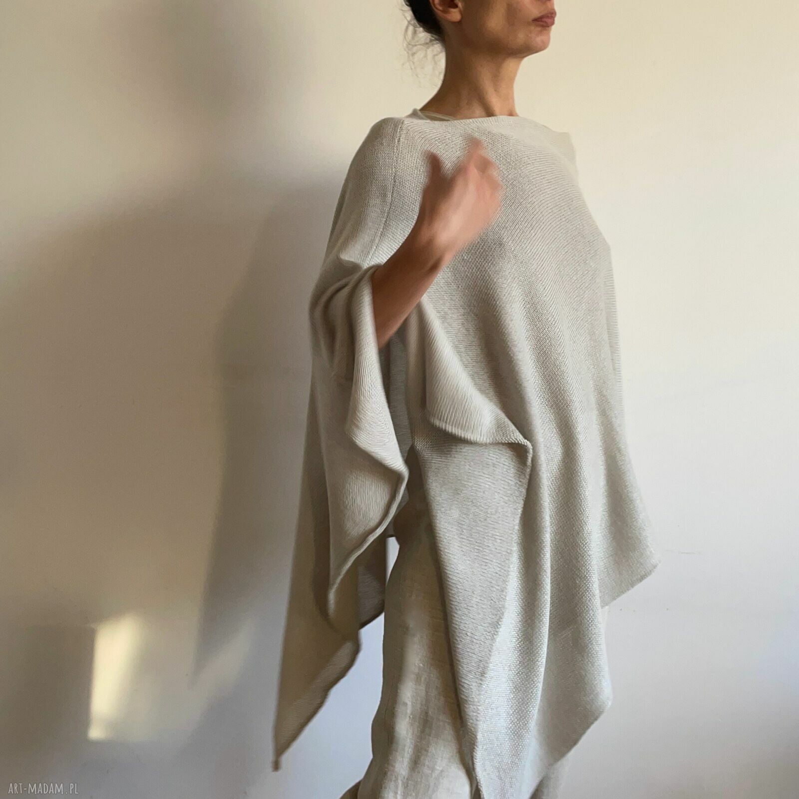 Ponczo z wełny merino w kolorze naturalnym ecru - oversize narzutka