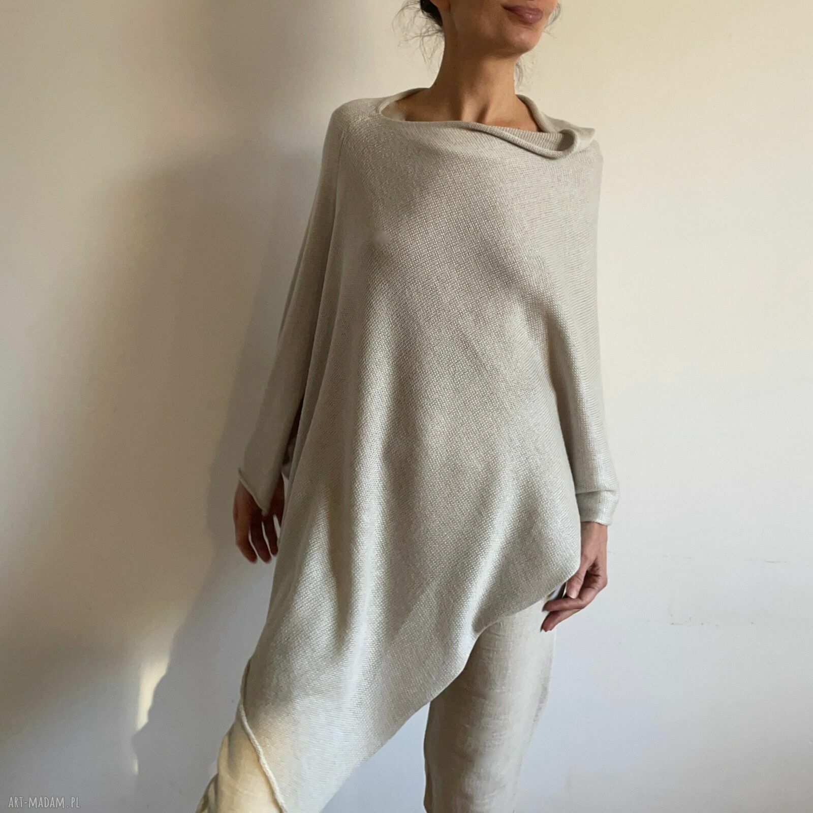 Ponczo z wełny merino w kolorze naturalnym ecru - oversize narzutka