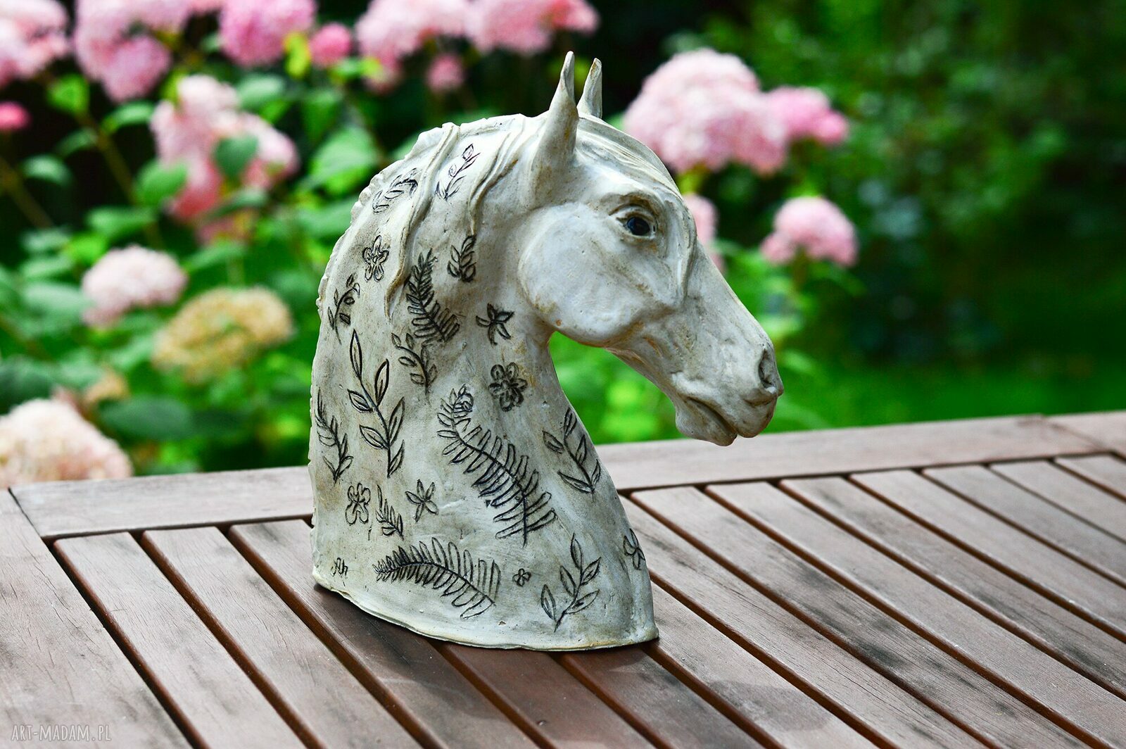 Popiersie konia - duża biała rzeźba ceramiczna z kwiatowymi ornamentami