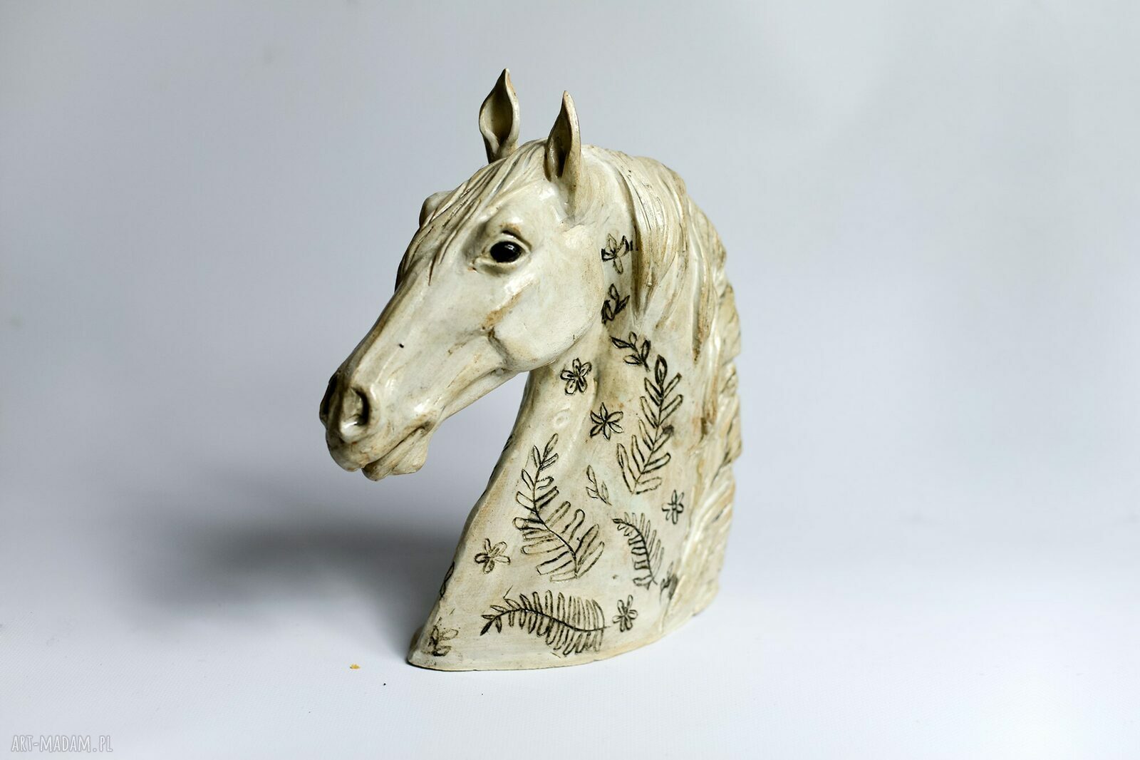 Popiersie konia - duża biała rzeźba ceramiczna z kwiatowymi ornamentami