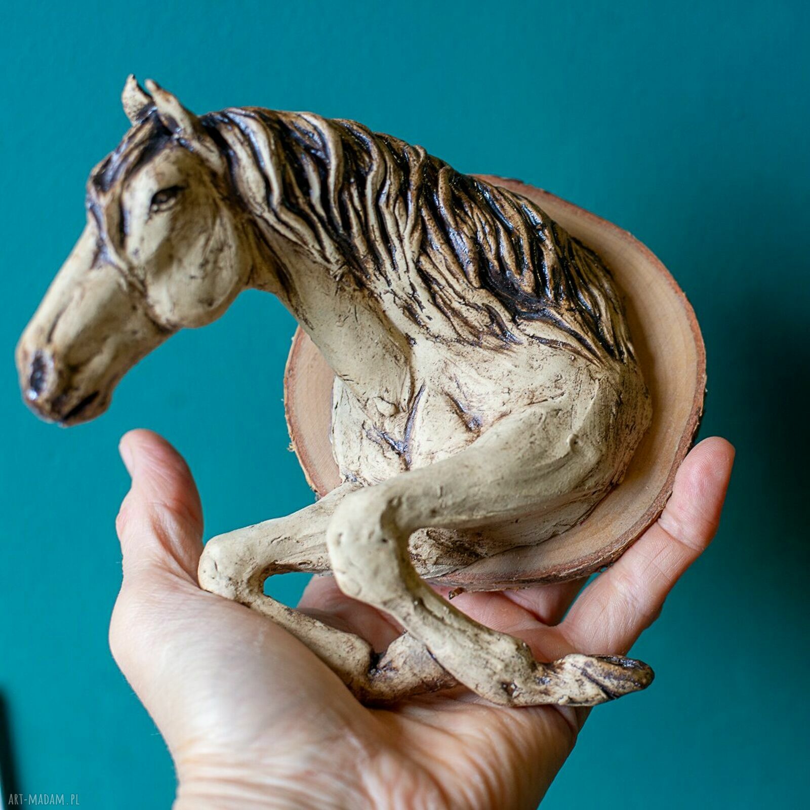 Ręcznie wykonane popiersie konia - ceramiczna ozdoba ścienna