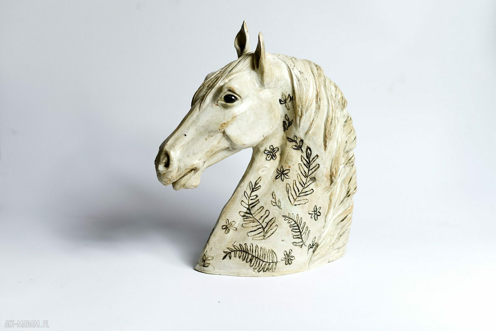 Popiersie konia - duża biała rzeźba ceramiczna z kwiatowymi ornamentami