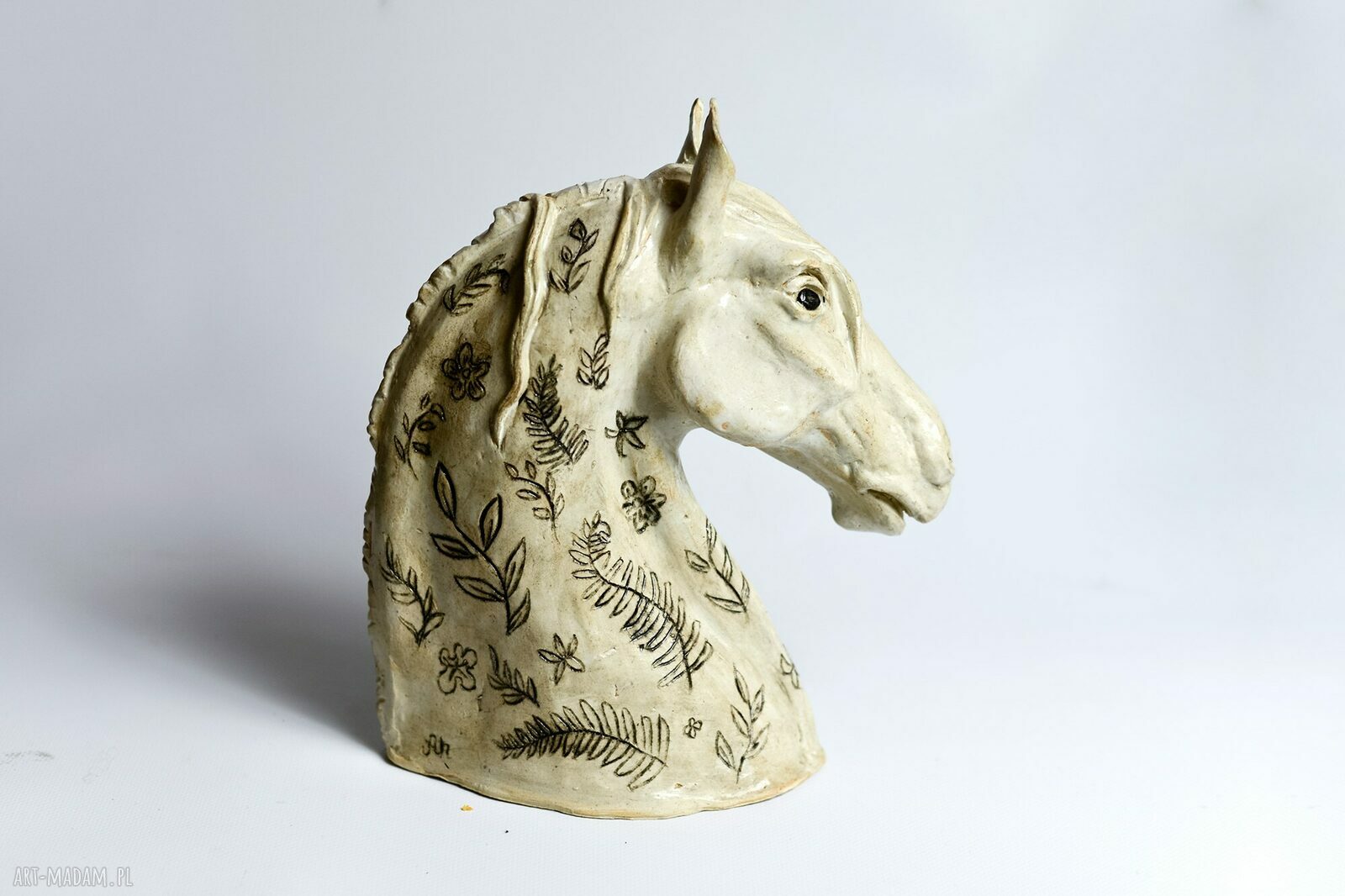 Popiersie konia - duża biała rzeźba ceramiczna z kwiatowymi ornamentami