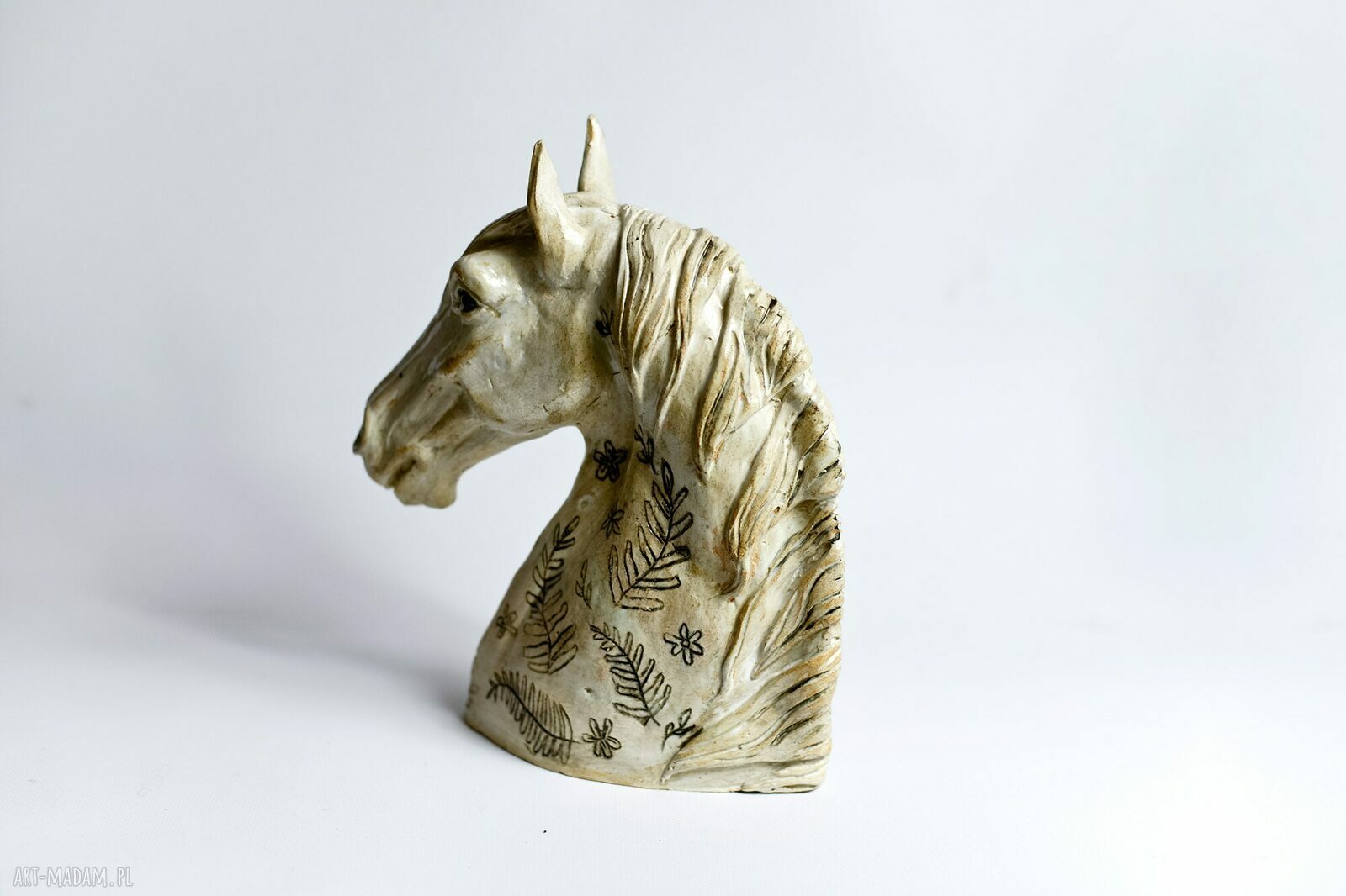 Popiersie konia - duża biała rzeźba ceramiczna z kwiatowymi ornamentami