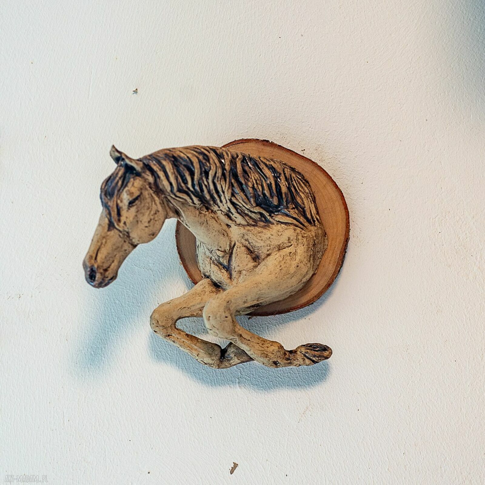Ręcznie wykonane popiersie konia - ceramiczna ozdoba ścienna