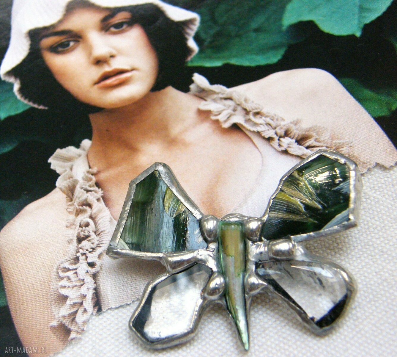 Broszka z kryształem górskim mały motyl z malowanej porcelany
