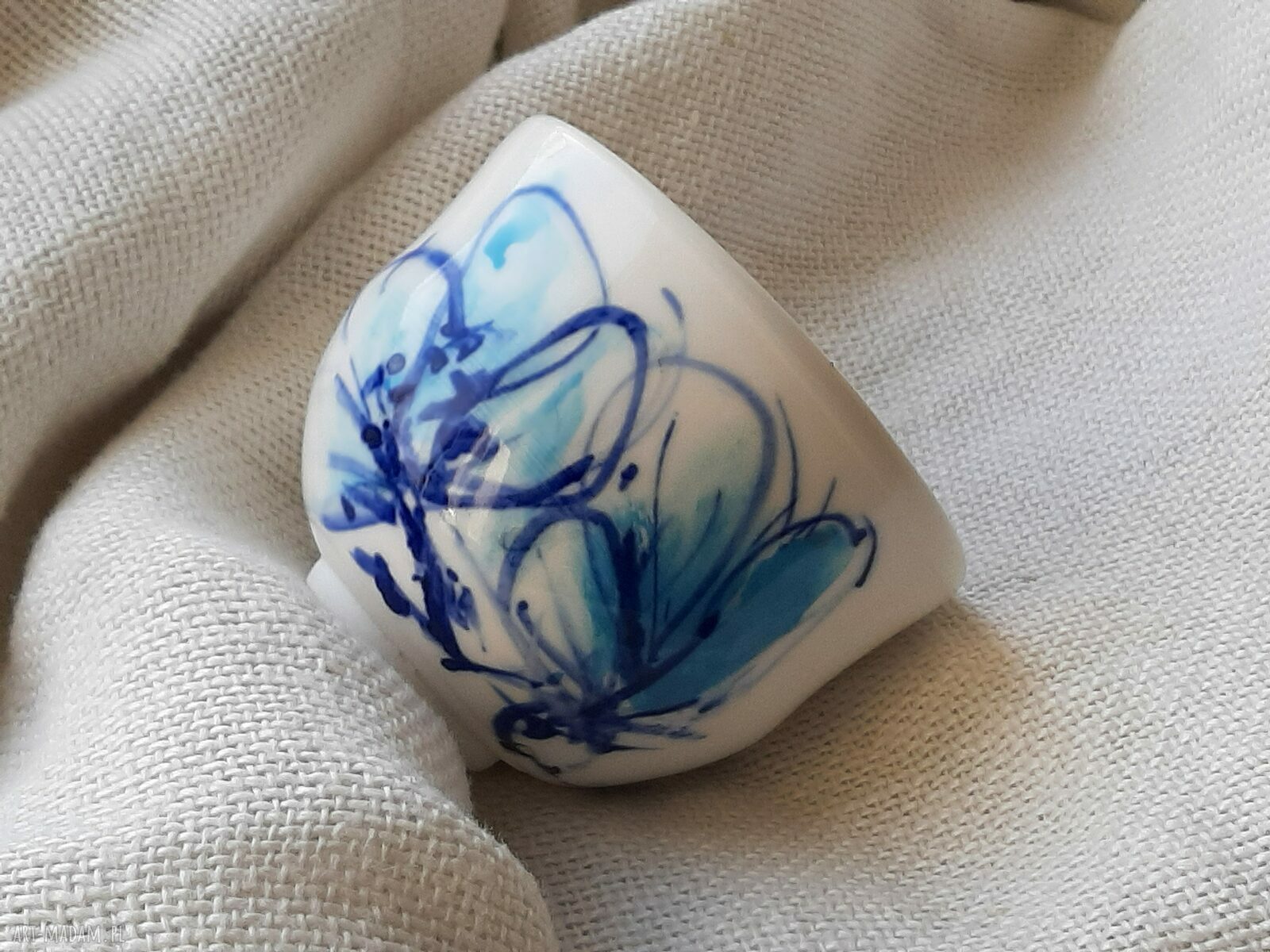 Porcelanowa czarka z motylem - ręcznie toczona, swobodnie malowana w stylu japońskim
